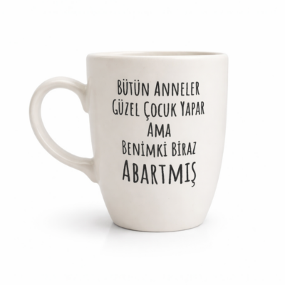 Handgefertigte Motivtasse "Bütün Anneler Güzel Cocuk Yapar Ama Benimki Biraz Abartmis"